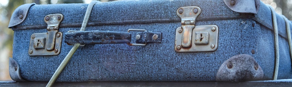 Ein Koffer auf einem Dachgepäckträger.