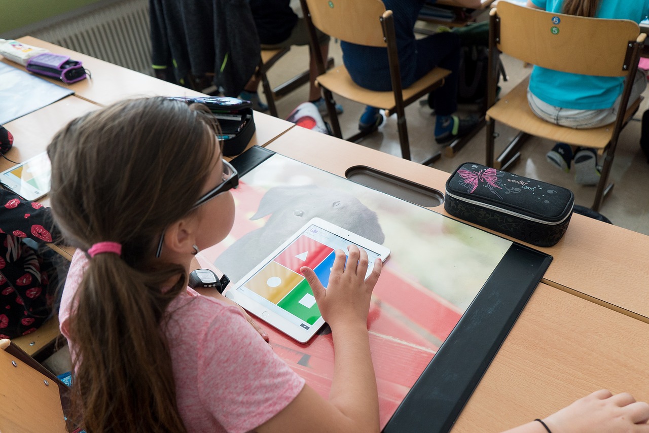Foto: MAXPIXELnet - Kind mit Tablet in Schule
