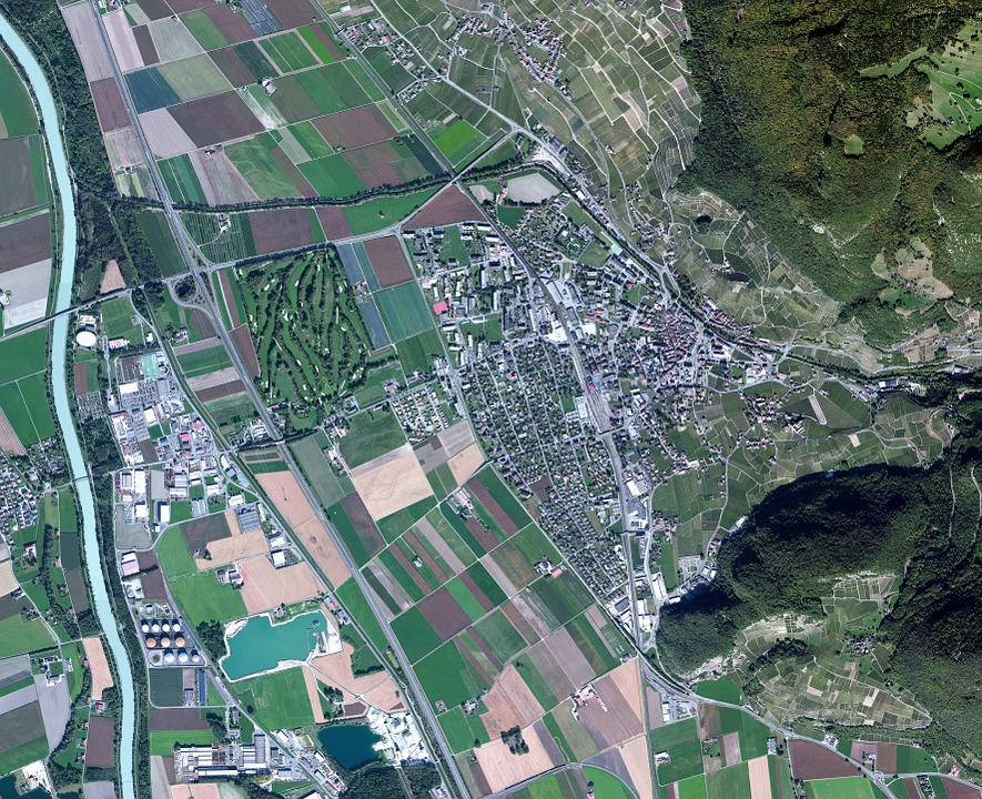 Satellitenbild einer europäischen Kleinstadt