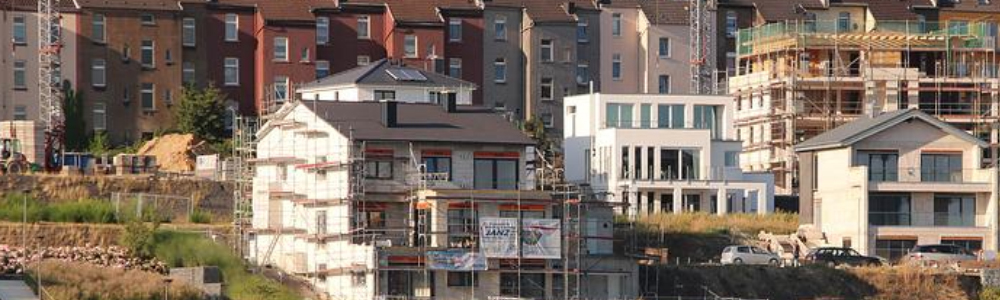 Die Abbildung zeigt den Bau von Wohnhäusern in Baulücken.