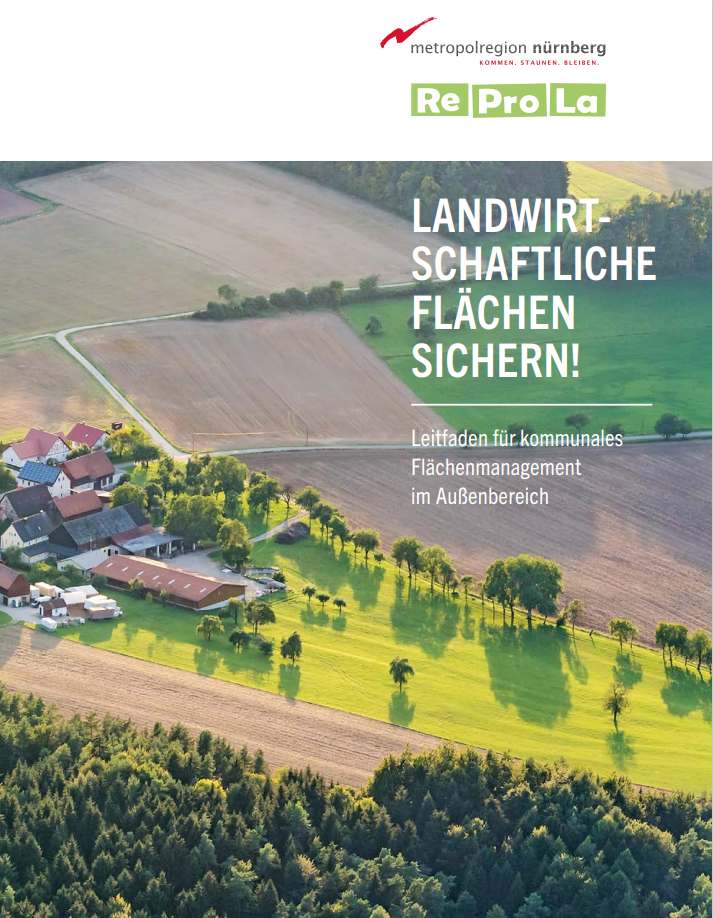 Cover der Publikation: Leifaden LANDWIRTSCHAFTLICHE  FLÄCHEN  SICHERN! - Das Hintergrundbild zeigt eine grüne Landschaft.